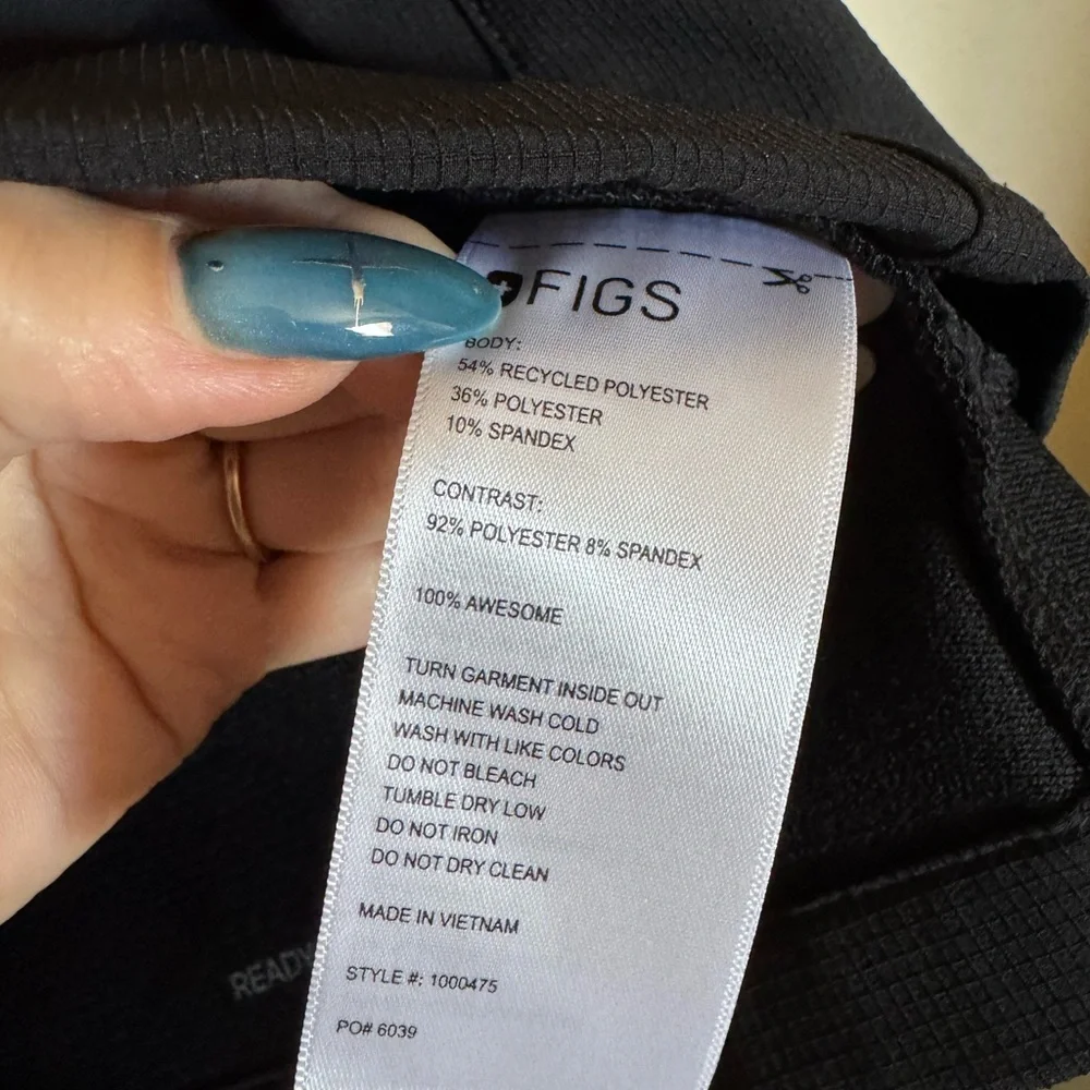 FIGS Indestructible Slim V Neck Scrub‎ Top Sz M 5 Pockets Nurse